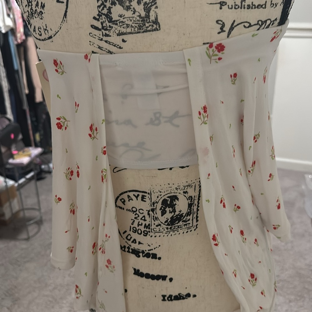 shirt tie on the back. White with flowers - Picture 5 of 8